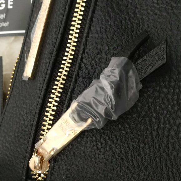 STEVE MADDEN "Take Charge" Wristlet With Charging Power Bank - Picture 3 of 9